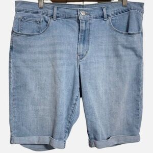 Levi's Classic Women’s Bermuda Jean Shorts Light Wash Cuffed Hems Stretch Sz 32